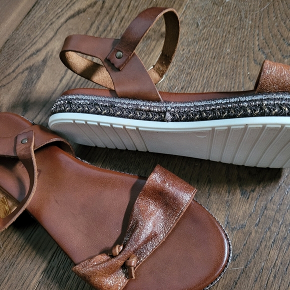 Brand new sandals - Picture 1 of 3